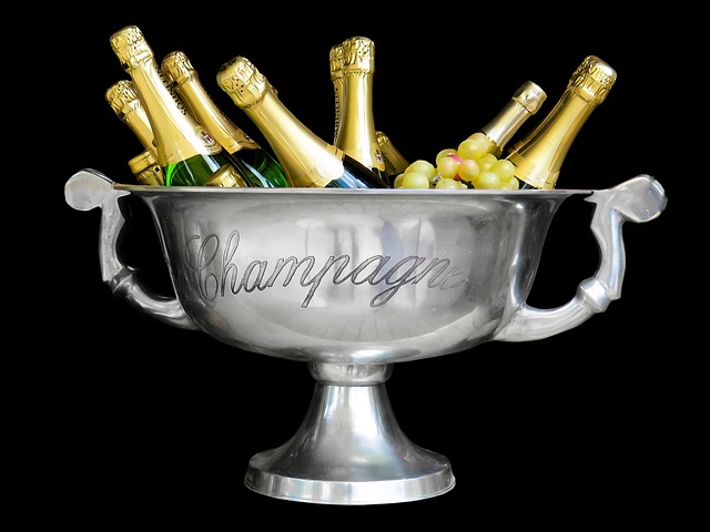 coupe remplie de bouteilles de champagne